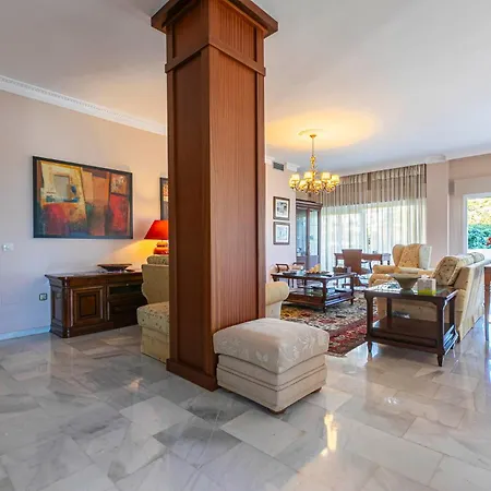 Marbella Home Rentals - Puerto Banus, Spacious 3Br Apartment アパート *