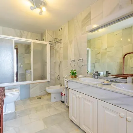 Marbella Home Rentals - Puerto Banus, Spacious 3Br Apartment マルベーリャ