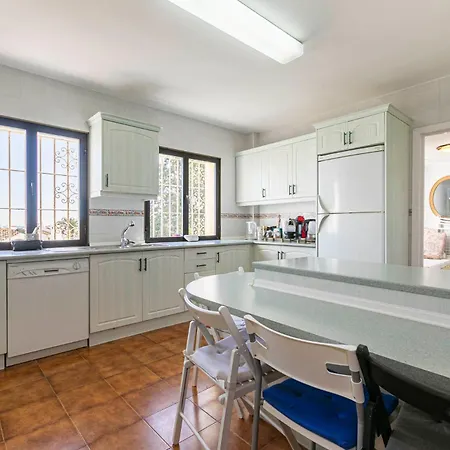 Marbella Home Rentals - Puerto Banus, Spacious 3Br Apartment *