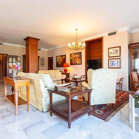 Marbella Home Rentals - Puerto Banus, Spacious 3Br Apartment * 马尔韦利亚