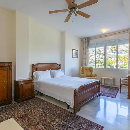 Marbella Home Rentals - Puerto Banus, Spacious 3Br Apartment 马尔韦利亚